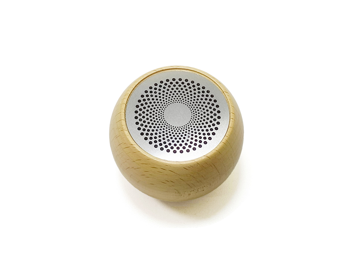 Caixa de som bluetooth TWS produzida em madeira e inox, o equilíbrio perfeito entre design elegante, materiais naturais e som de alta qualidade. A tecnologia TWS permite sincronizar duas caixas de som em uma, criando uma experiência imersiva com qualidade sonora e potência excepcionais. Acompanha cabo USB Tipo-C.