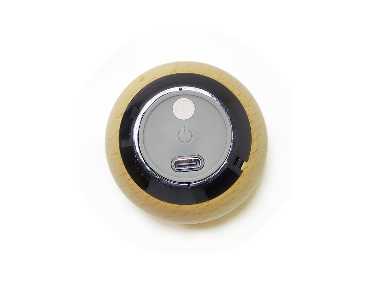 Caixa de som bluetooth TWS produzida em madeira e inox, o equilíbrio perfeito entre design elegante, materiais naturais e som de alta qualidade. A tecnologia TWS permite sincronizar duas caixas de som em uma, criando uma experiência imersiva com qualidade sonora e potência excepcionais. Acompanha cabo USB Tipo-C.