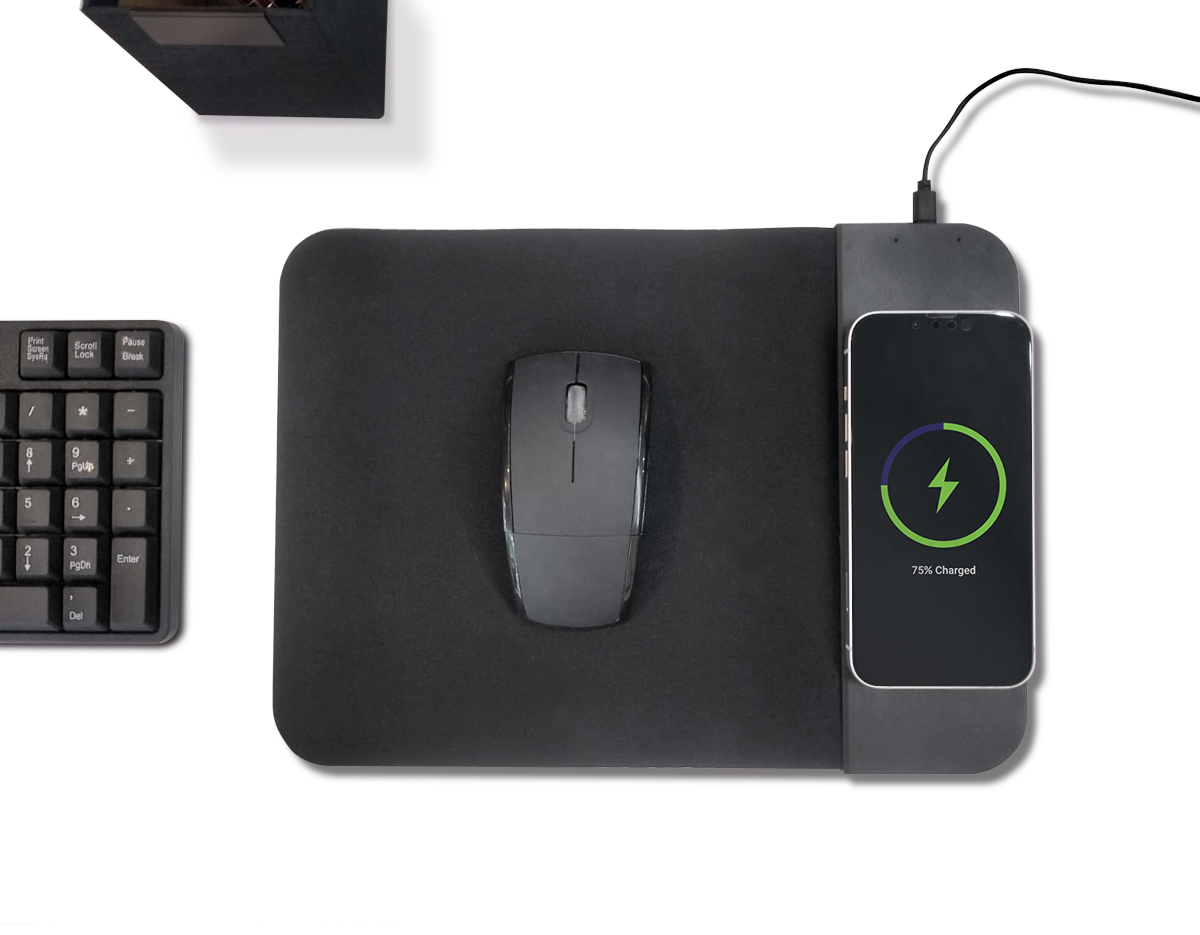 Mouse pad com carregamento via indução. Feito em neoprene com verso emborrachado antideslizante, este mouse pad oferece estabilidade e mais praticidade no dia a dia, graças à sua base plástica com carregamento por indução. Acompanha cabo USB V8.