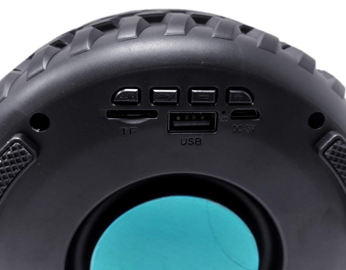 Caixa de som multimídia TWS formato pneu com luminária RGB. Qualidade sonora e conectividade total: compatível com bluetooth, rádio FM, cartão TF (MicroSD) e pen drive. Iluminação dinâmica, são 7 modos de iluminação RGB com movimentos diferentes. Sua tecnologia TWS permite sincronizar duas caixas de som em uma, criando uma experiência imersiva com potência excepcional. Fabricada em plástico com plaquinha metálica personalizável, seu design robusto contém pés e base antideslizantes para maior estabilidade em qualquer superfície. Acompanha cabo USB Tipo-C