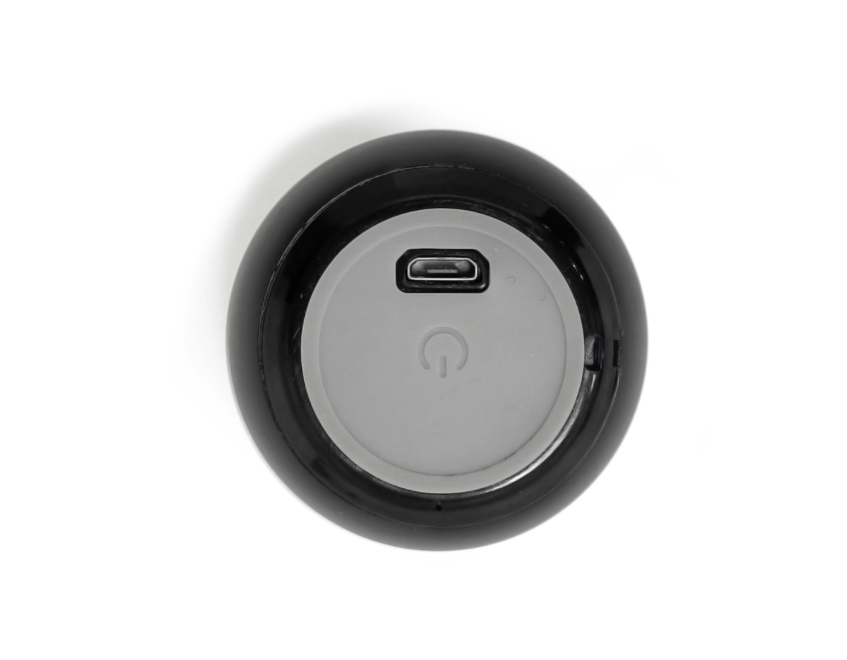 Caixa de som bluetooth TWS produzida em inox, compacta e com som de alta qualidade. A tecnologia TWS permite sincronizar duas caixas de som em uma, criando uma experiência imersiva com qualidade sonora e potência excepcionais. Acompanha cordão de nylon e cabo USB-V8.