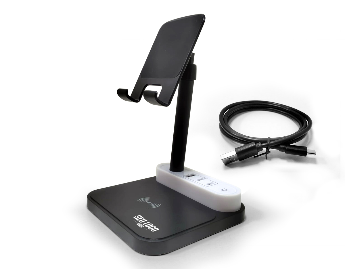 Base de carregamento com suporte retrátil para celular e luminária integrada. Com opções de carregamento via indução ou via cabo, nossa base é prática e funcional. Produzida em plástico com apoios antideslizantes, a base possui duas entradas Tipo-C, uma entrada USB e uma saída Tipo-C. Acompanha um cabo USB Tipo-C. OBS.: A BASE APENAS TRANSFERE CARGA, ELA NÃO POSSUI BATERIA PARA ARMAZENAMENTO (NÃO É UM POWER BANK).