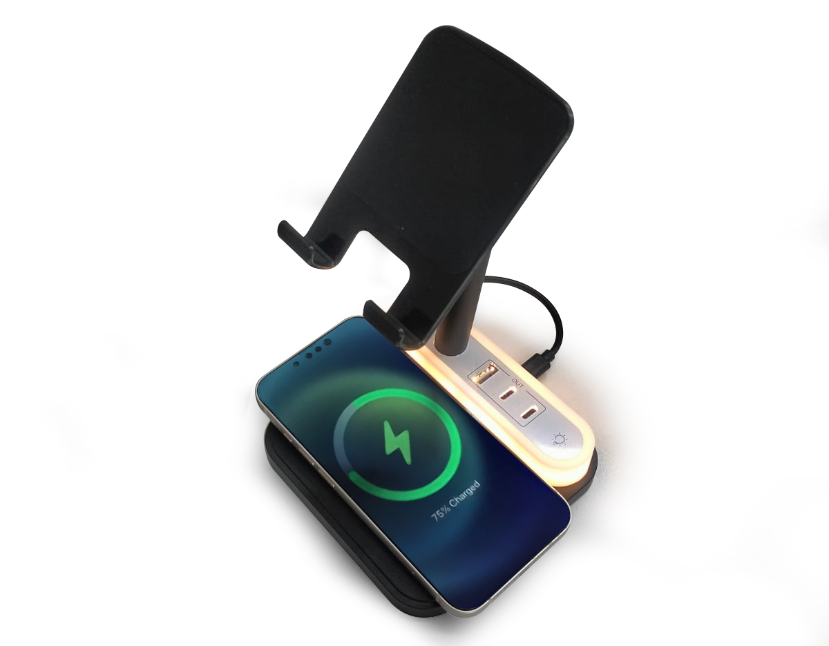 Base de carregamento com suporte retrátil para celular e luminária integrada. Com opções de carregamento via indução ou via cabo, nossa base é prática e funcional. Produzida em plástico com apoios antideslizantes, a base possui duas entradas Tipo-C, uma entrada USB e uma saída Tipo-C. Acompanha um cabo USB Tipo-C. OBS.: A BASE APENAS TRANSFERE CARGA, ELA NÃO POSSUI BATERIA PARA ARMAZENAMENTO (NÃO É UM POWER BANK).