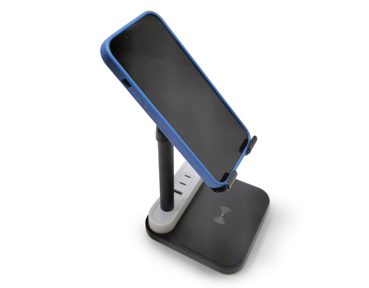 Base de carregamento com suporte retrátil para celular e luminária integrada. Com opções de carregamento via indução ou via cabo, nossa base é prática e funcional. Produzida em plástico com apoios antideslizantes, a base possui duas entradas Tipo-C, uma entrada USB e uma saída Tipo-C. Acompanha um cabo USB Tipo-C. OBS.: A BASE APENAS TRANSFERE CARGA, ELA NÃO POSSUI BATERIA PARA ARMAZENAMENTO (NÃO É UM POWER BANK).