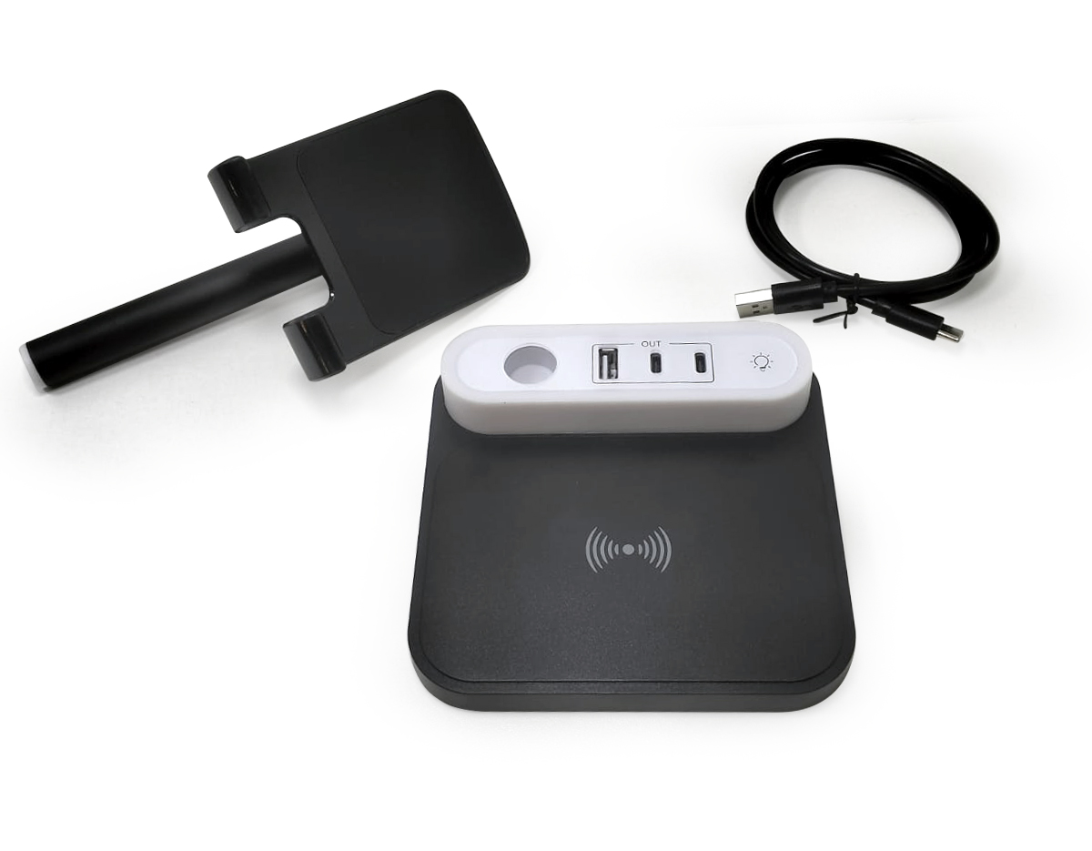 Base de carregamento com suporte retrátil para celular e luminária integrada. Com opções de carregamento via indução ou via cabo, nossa base é prática e funcional. Produzida em plástico com apoios antideslizantes, a base possui duas entradas Tipo-C, uma entrada USB e uma saída Tipo-C. Acompanha um cabo USB Tipo-C. OBS.: A BASE APENAS TRANSFERE CARGA, ELA NÃO POSSUI BATERIA PARA ARMAZENAMENTO (NÃO É UM POWER BANK).