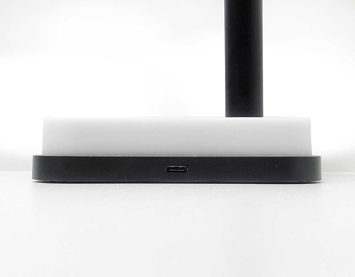 Base de carregamento com suporte retrátil para celular e luminária integrada. Com opções de carregamento via indução ou via cabo, nossa base é prática e funcional. Produzida em plástico com apoios antideslizantes, a base possui duas entradas Tipo-C, uma entrada USB e uma saída Tipo-C. Acompanha um cabo USB Tipo-C. OBS.: A BASE APENAS TRANSFERE CARGA, ELA NÃO POSSUI BATERIA PARA ARMAZENAMENTO (NÃO É UM POWER BANK).