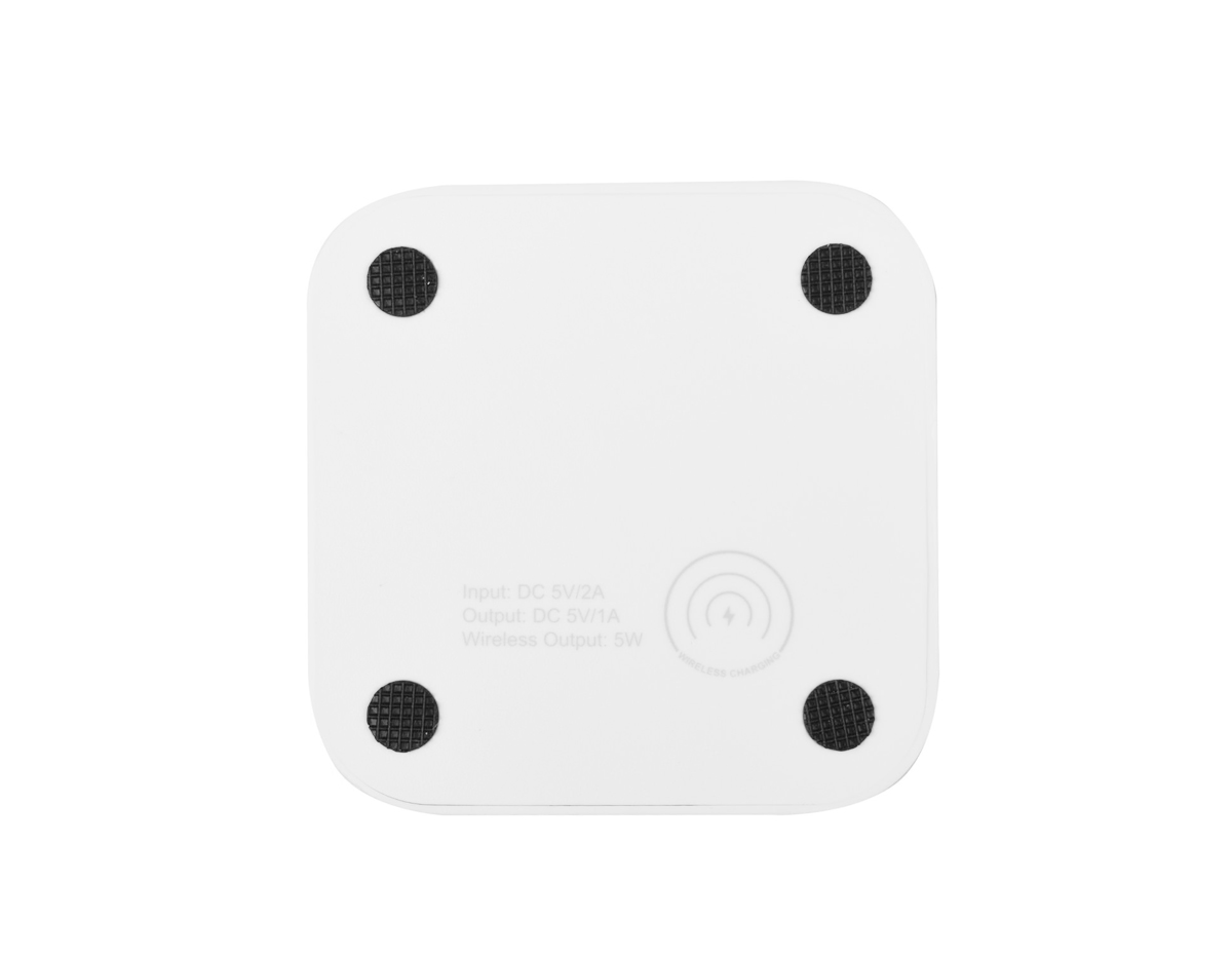 Entrada: 5V/2 A Saída: 5V/1 A Wirelles: 5W Carregador wireless para aparelhos compatíveis com tecnologia QI. Além do carregamento sem fio, pode recarregar até outros dois dispositivos digitais simultaneamente através das duas saídas usb. Lâmpada Led indica quando o carregador está em atividade. Borracha antiderrapante na parte inferior, deixando dispositivo mais estável no carregamento. Material plástico.