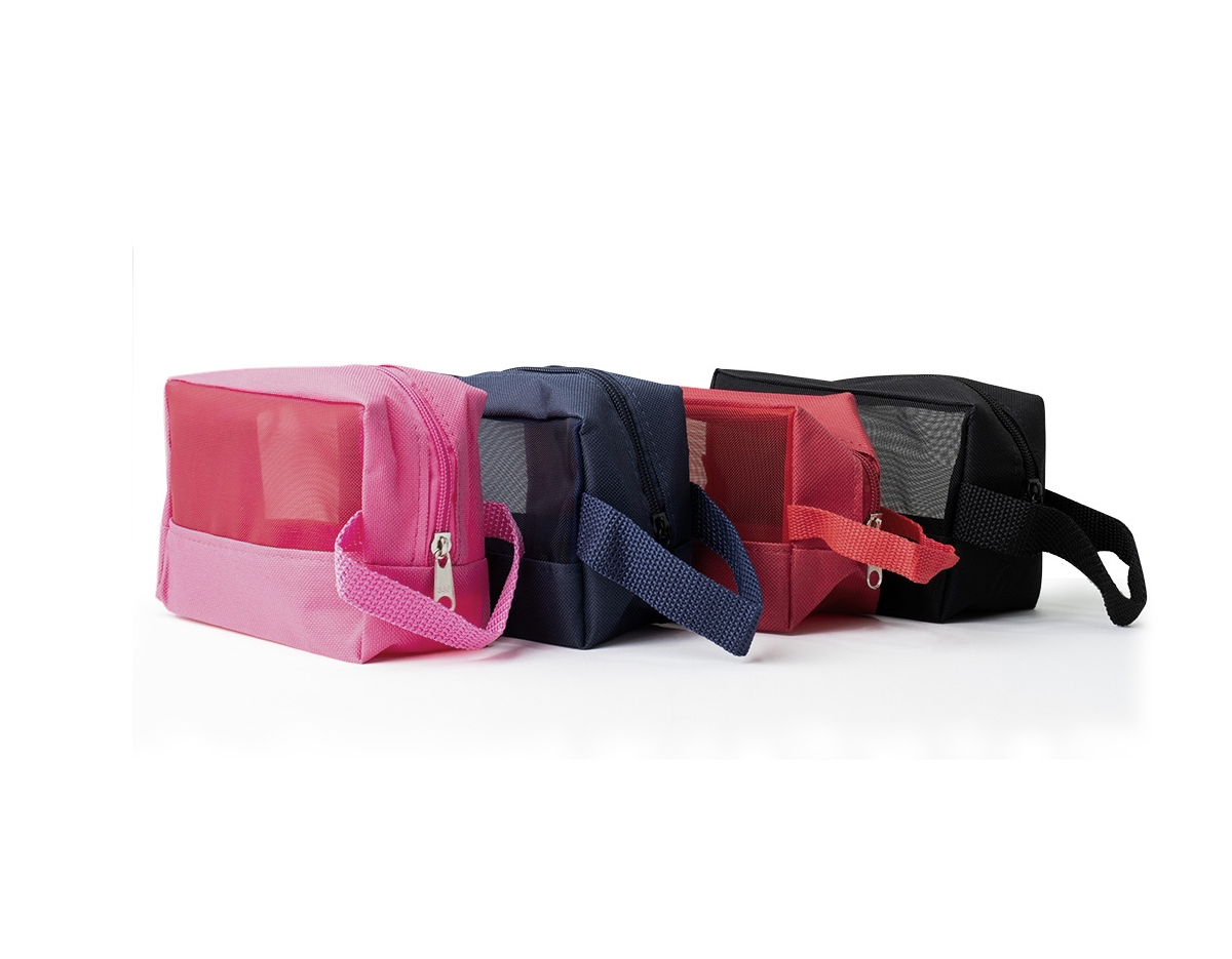 Nécessaire confeccionada em nylon. Possui frente e verso com visor telado, zíper superior, alça para transporte e alça pequena para acesso de chaveiro ou gancho.