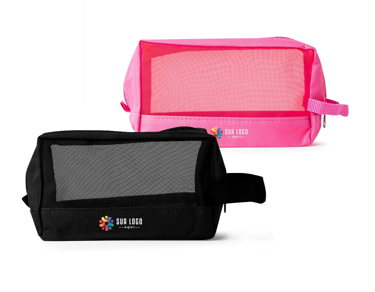 Nécessaire confeccionada em nylon. Possui frente e verso com visor telado, zíper superior, alça para transporte e alça pequena para acesso de chaveiro ou gancho.