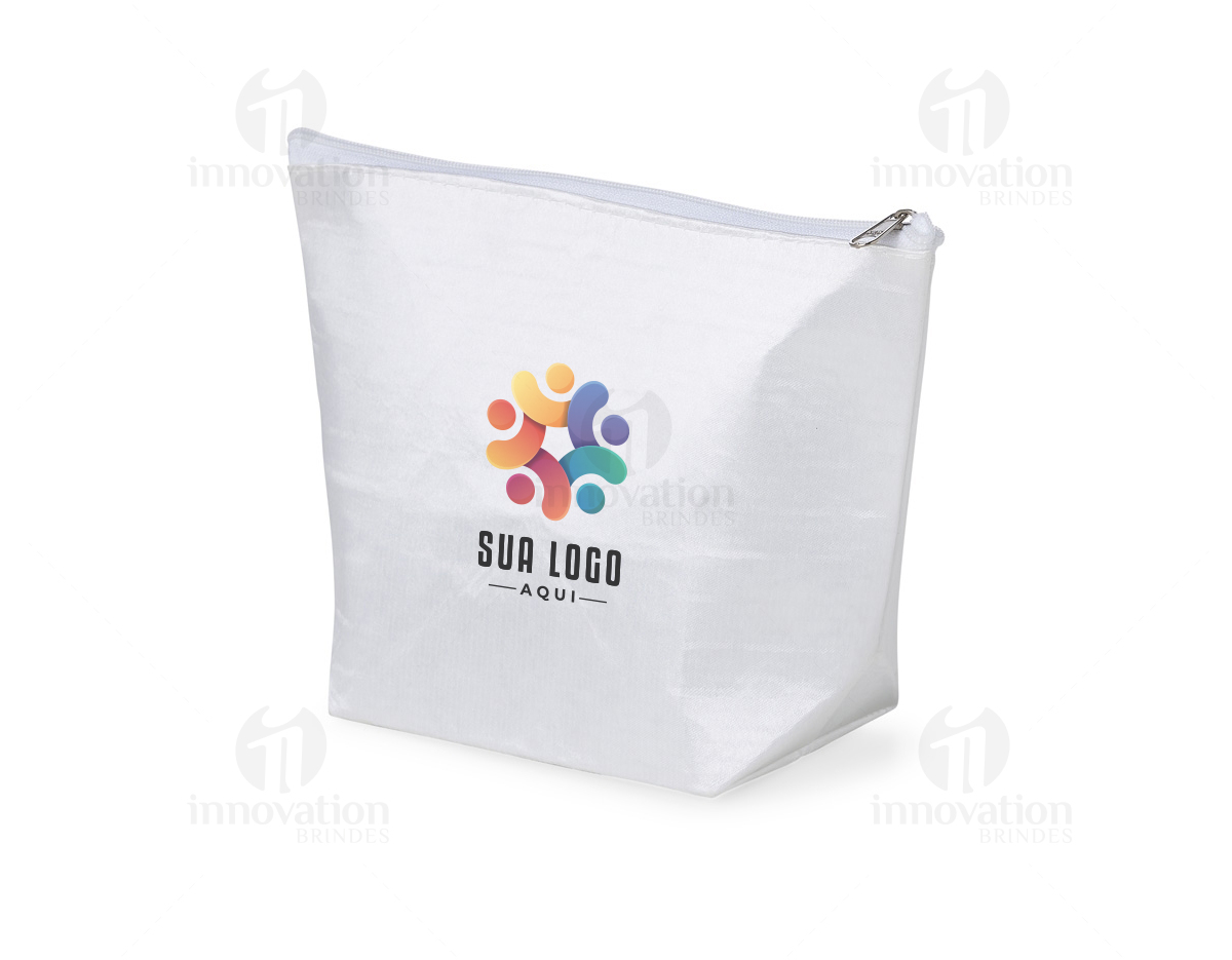 A nécessaire sublimática combina a praticidade do PET reciclável com o acabamento elegante do cetim dublado. Ideal para personalização com estampas vibrantes, é resistente e funcional, perfeita para organizar seus itens essenciais com estilo.