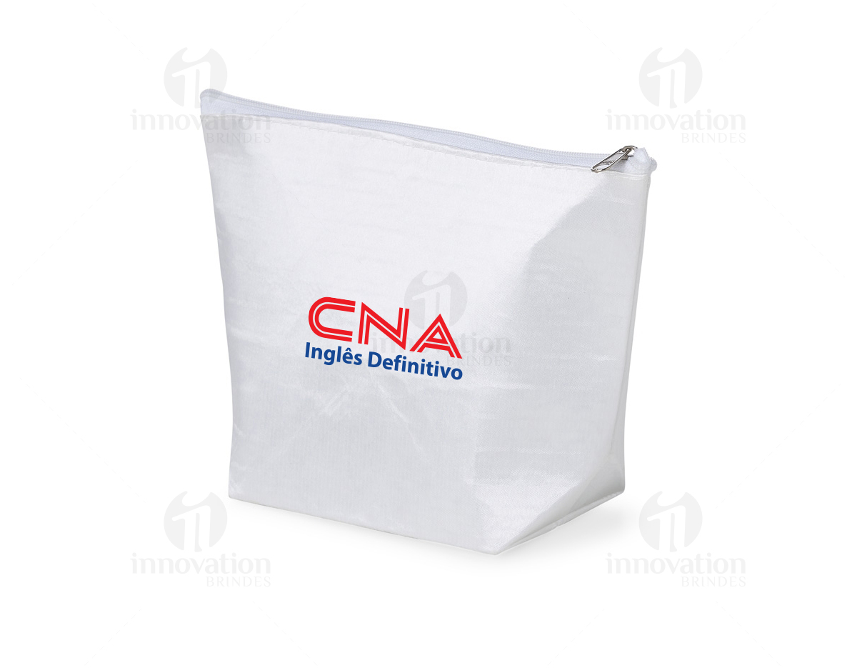 A nécessaire sublimática combina a praticidade do PET reciclável com o acabamento elegante do cetim dublado. Ideal para personalização com estampas vibrantes, é resistente e funcional, perfeita para organizar seus itens essenciais com estilo.