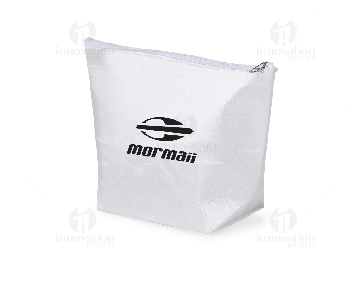 A nécessaire sublimática combina a praticidade do PET reciclável com o acabamento elegante do cetim dublado. Ideal para personalização com estampas vibrantes, é resistente e funcional, perfeita para organizar seus itens essenciais com estilo.