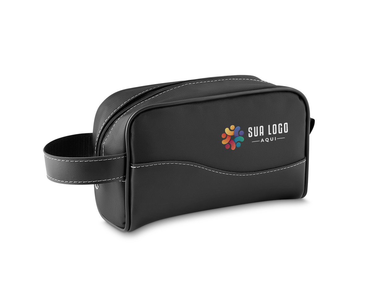 A nécessaire combina couro sintético durável com nylon, incluindo uma alça para transporte e outra pequena para chaveiro ou gancho. Prática e versátil, é ideal para organização de itens pessoais com estilo e funcionalidade.
