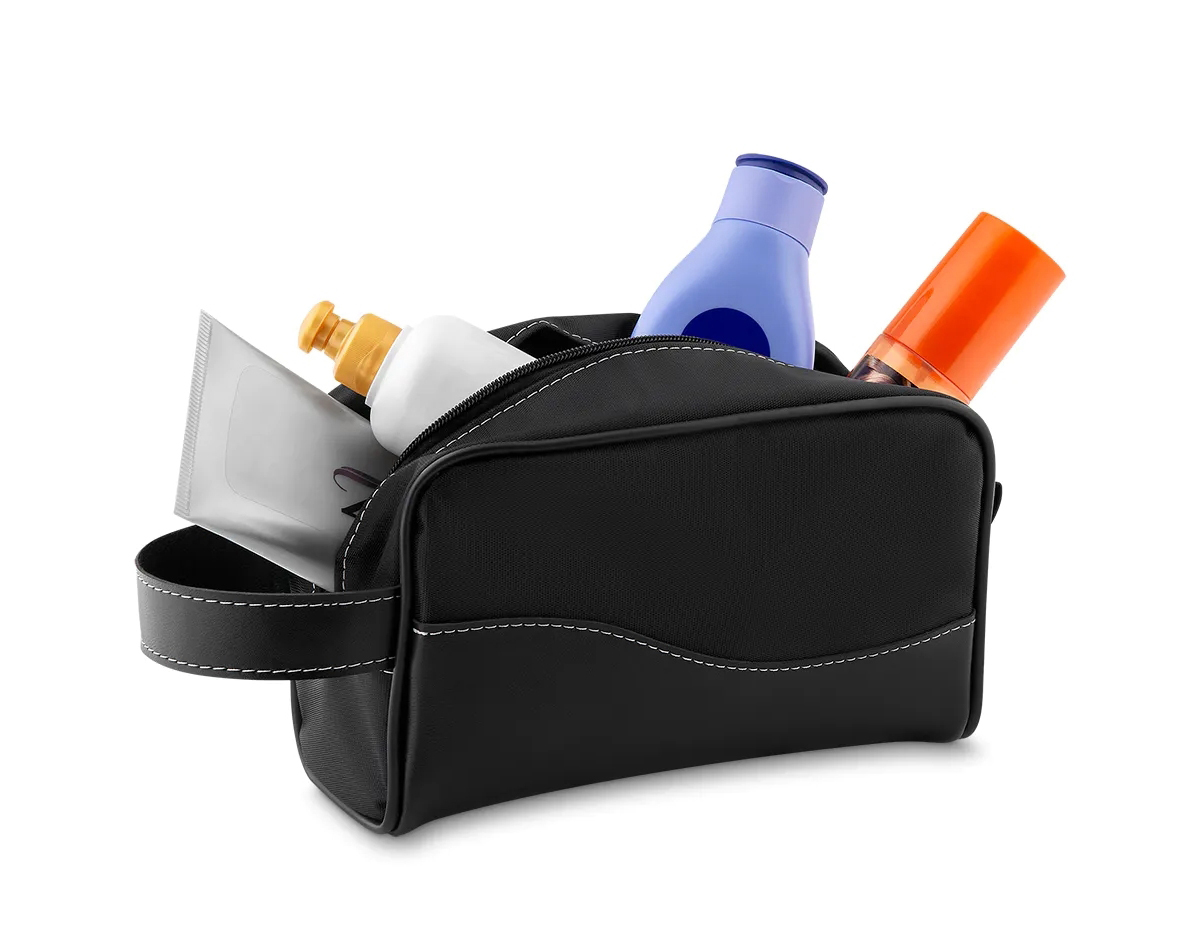 A nécessaire combina couro sintético durável com nylon, incluindo uma alça para transporte e outra pequena para chaveiro ou gancho. Prática e versátil, é ideal para organização de itens pessoais com estilo e funcionalidade.