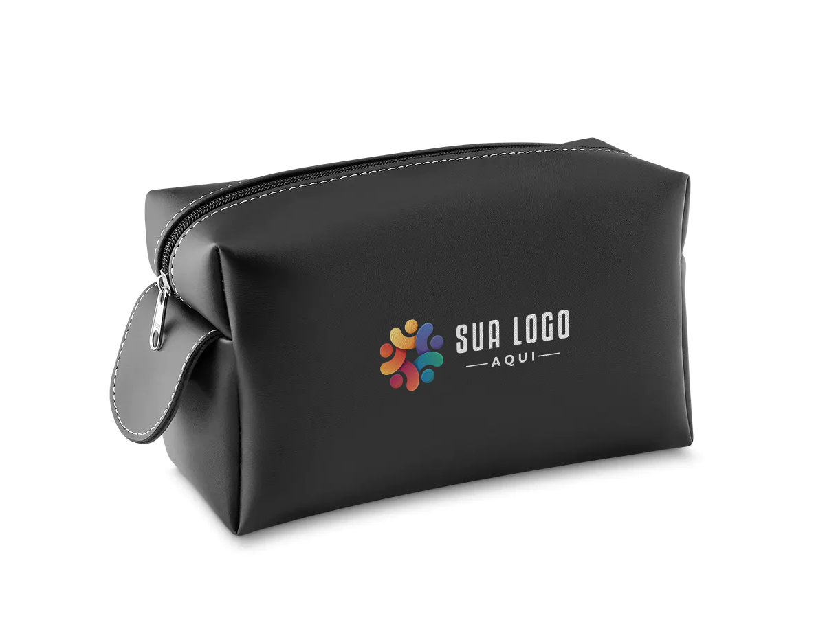 A nécessaire de couro sintético possui um pegador lateral, proporcionando praticidade e elegância. Ideal para guardar e transportar itens pessoais com estilo e facilidade de uso.