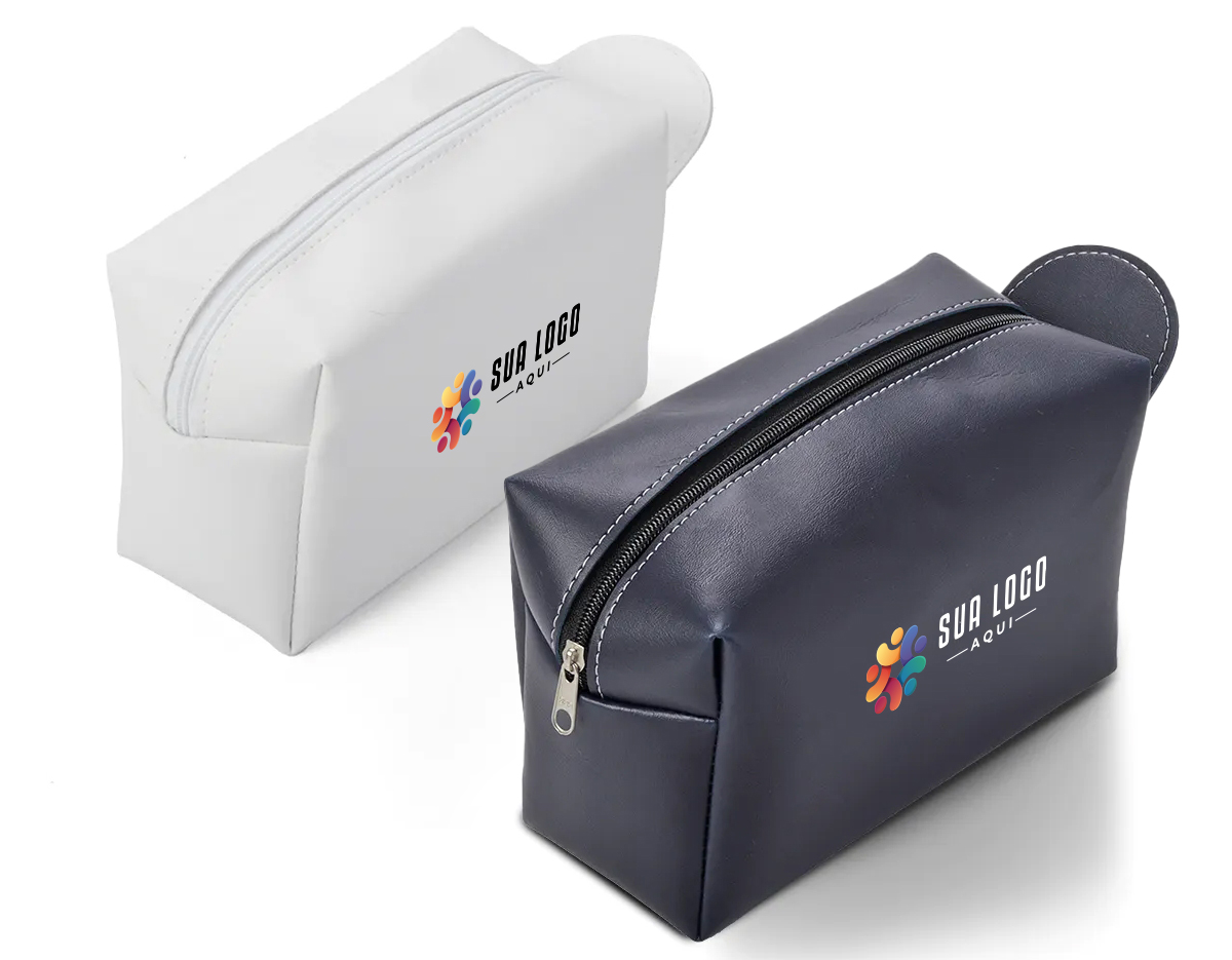 A nécessaire de couro sintético possui um pegador lateral, proporcionando praticidade e elegância. Ideal para guardar e transportar itens pessoais com estilo e facilidade de uso.