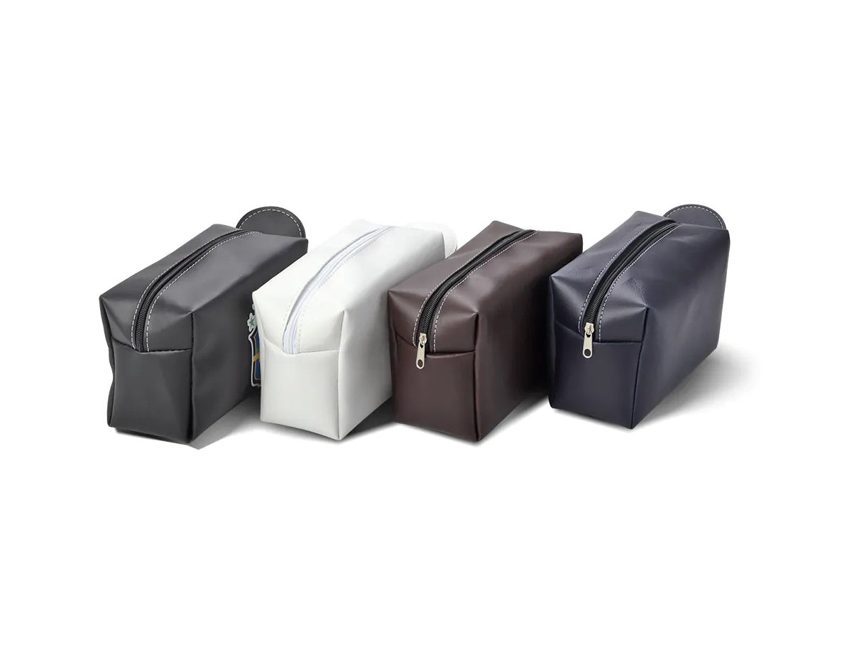 A nécessaire de couro sintético possui um pegador lateral, proporcionando praticidade e elegância. Ideal para guardar e transportar itens pessoais com estilo e facilidade de uso.