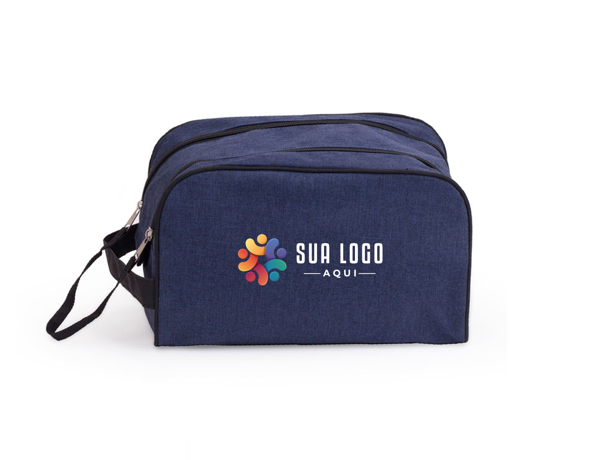 Necessaire confeccionada em poliéster com zíper duplo e trava de velcro. Zíper com “pegador” de cordão em nylon e alça para transporte.