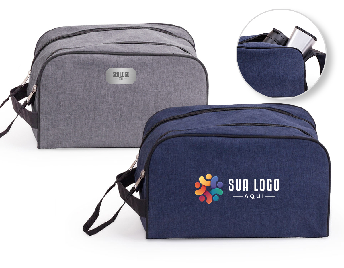 Necessaire confeccionada em poliéster com zíper duplo e trava de velcro. Zíper com “pegador” de cordão em nylon e alça para transporte.