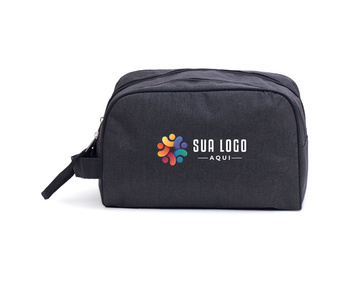 Necessaire confeccionada em poliéster com zíper duplo e trava de velcro. Zíper com “pegador” de cordão em nylon e alça para transporte.