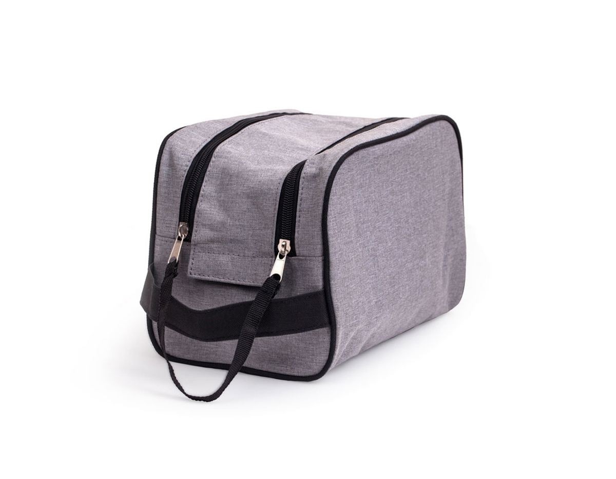 Necessaire confeccionada em poliéster com zíper duplo e trava de velcro. Zíper com “pegador” de cordão em nylon e alça para transporte.