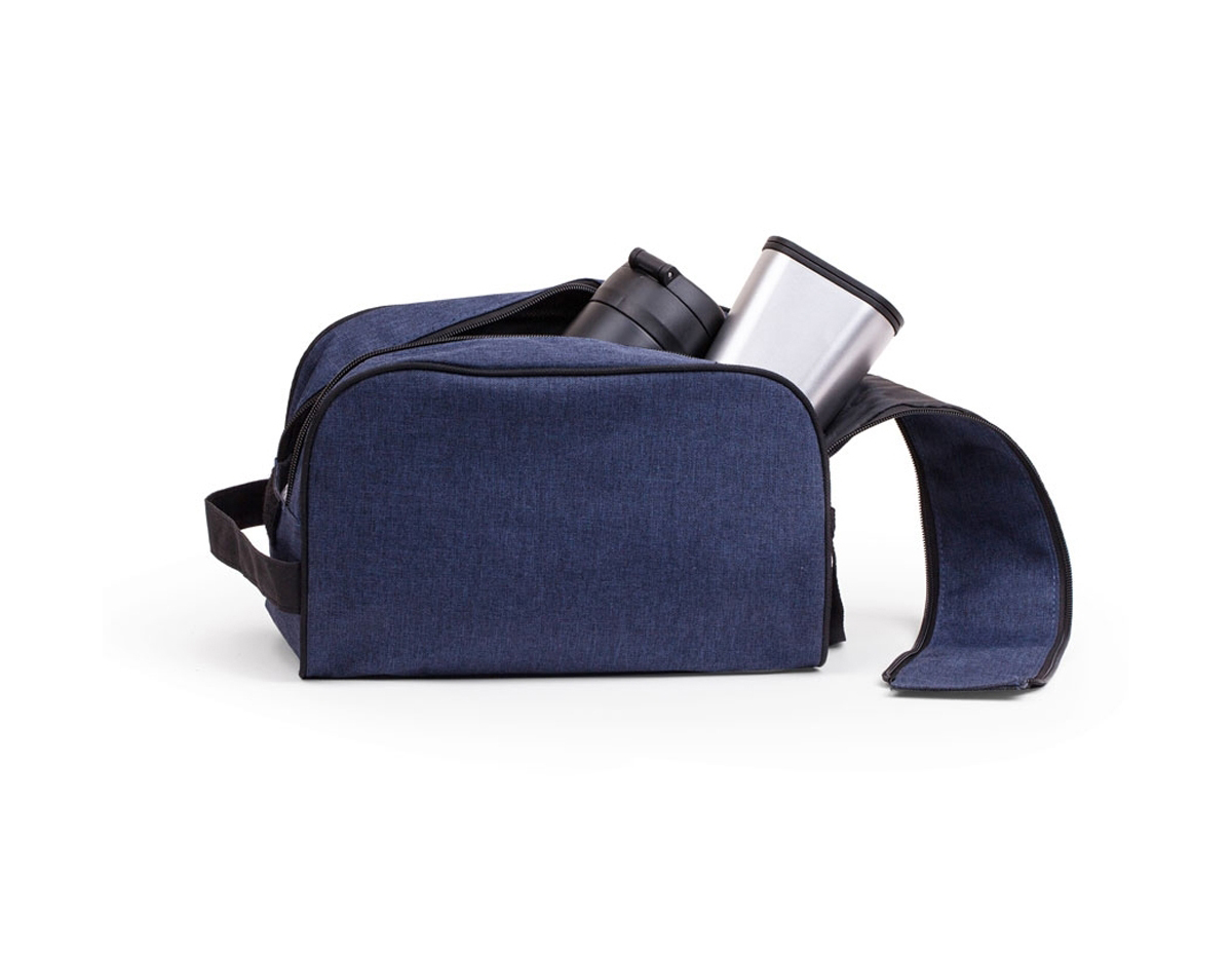 Necessaire confeccionada em poliéster com zíper duplo e trava de velcro. Zíper com “pegador” de cordão em nylon e alça para transporte.