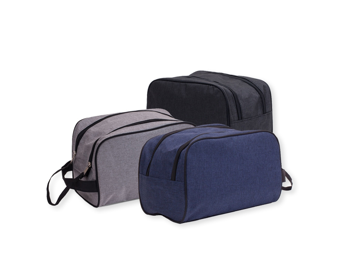 Necessaire confeccionada em poliéster com zíper duplo e trava de velcro. Zíper com “pegador” de cordão em nylon e alça para transporte.