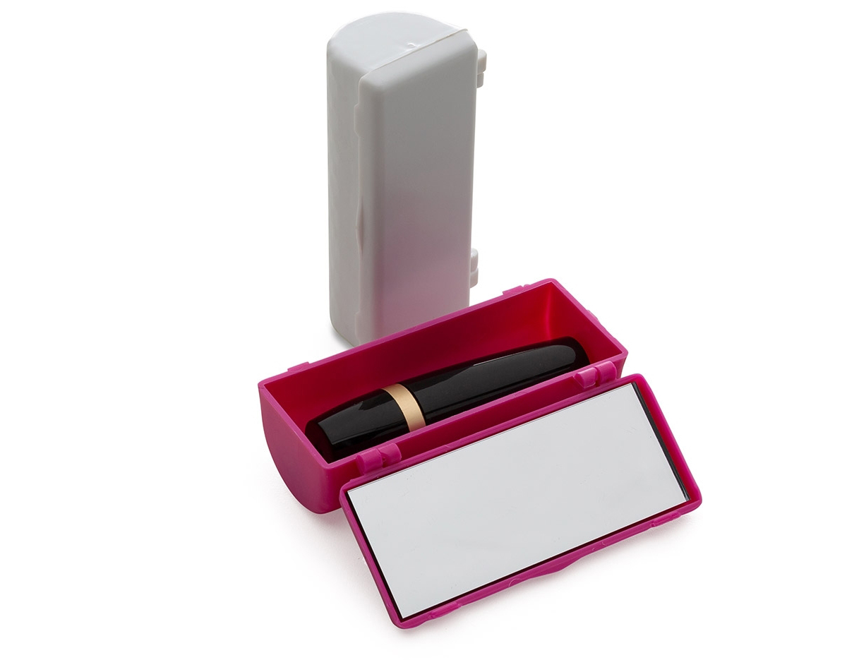 O porta batom plástico inclui um prático espelho, tornando-o ideal para retoques rápidos em qualquer lugar. Compacto e funcional, é perfeito para manter seus batons organizados e acessíveis.