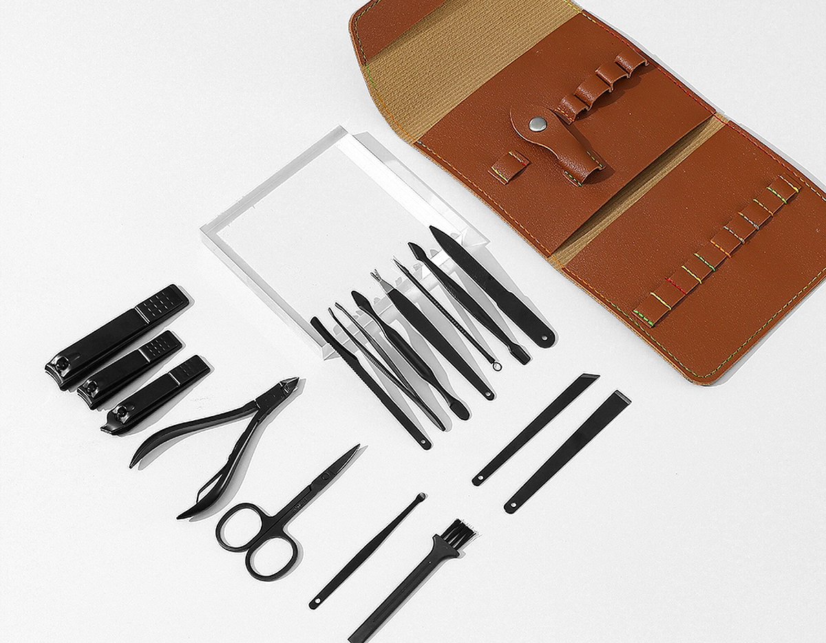 Kit manicure 16 peças em estojo de couro sintético estilo envelope, contém: tesoura, alicate de cutícula, pinça, 3 cortadores de unha, lixa, espátula dupla para limpeza das unhas, empurrador de cutícula, 2 bisturis, raspador, removedor de cutícula, palito de unha, espátula para ouvido e pincel.