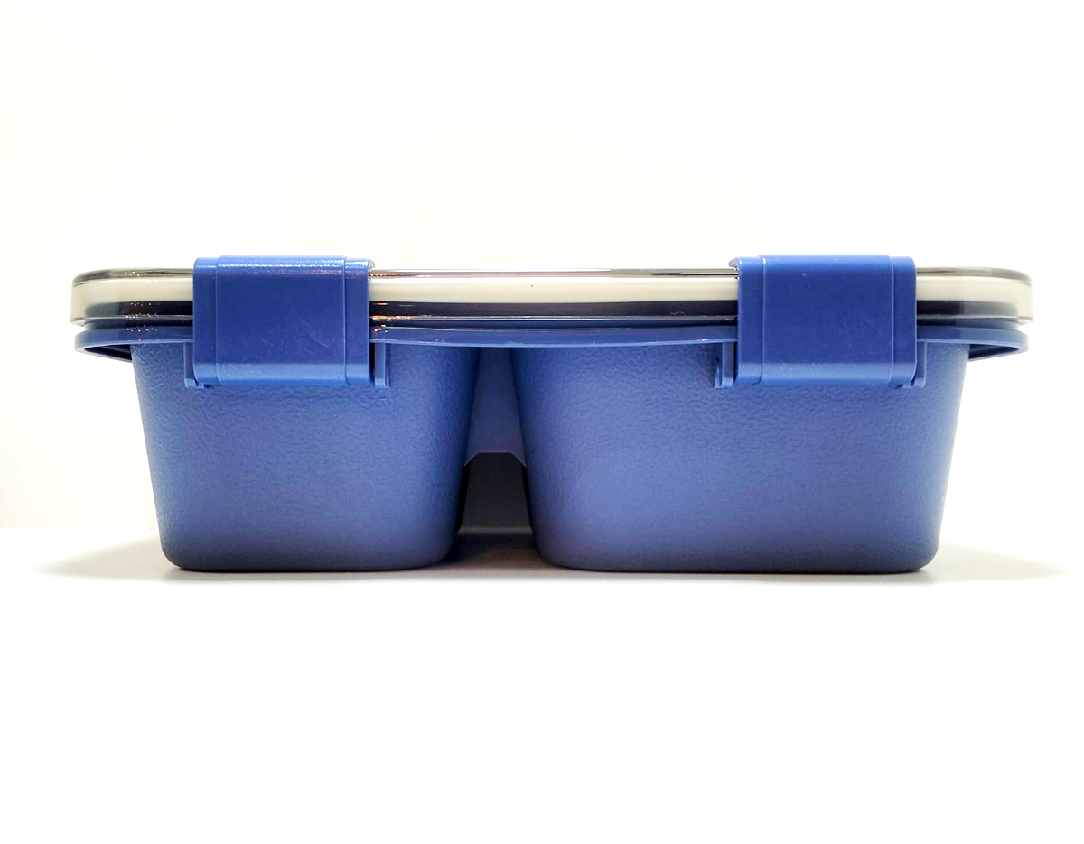 Marmita hermética de 800ml com divisórias e garfo, a solução ideal para as refeições do dia a dia. Feita em PP atóxico e livre de BPA, ela é totalmente segura para alimentos. Equipada com travas de segurança e vedação eficaz, leve-a para qualquer lugar sem riscos de vazamentos. Suas três divisórias internas mantém os sabores separados e controlam as porções, facilitando a montagem de uma dieta equilibrada.