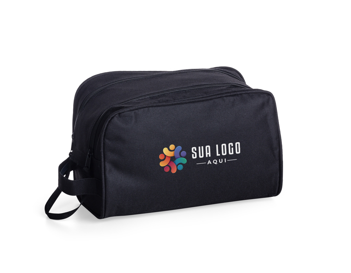 A nécessaire de poliéster é prática e versátil, equipada com alça lateral para transporte conveniente. Apresenta dois compartimentos com zíperes interligados por cordão, além de um bolso interno para organização adicional. Ideal para viagens e uso diário, proporcionando funcionalidade com estilo.