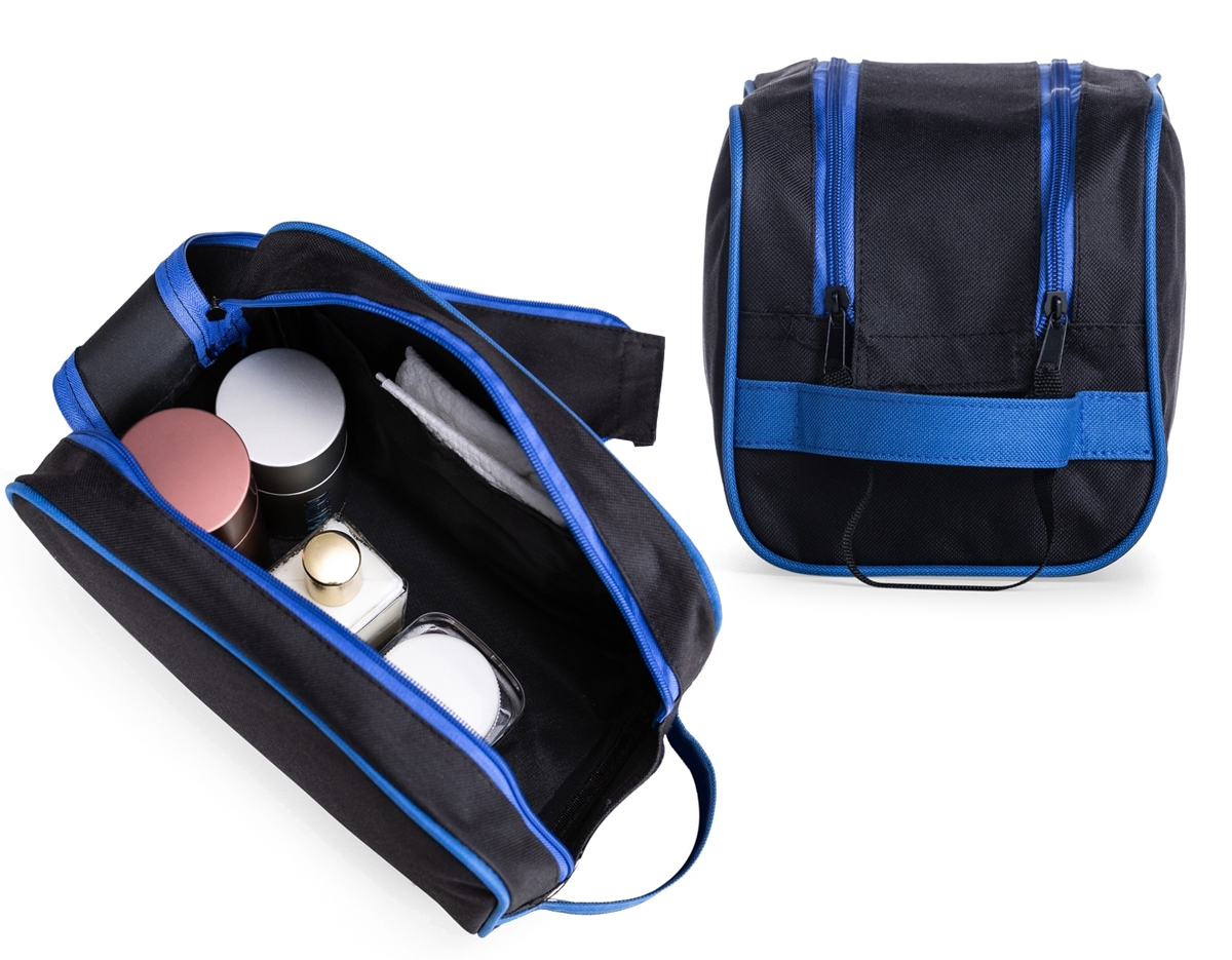 A nécessaire de poliéster é prática e versátil, equipada com alça lateral para transporte conveniente. Apresenta dois compartimentos com zíperes interligados por cordão, além de um bolso interno para organização adicional. Ideal para viagens e uso diário, proporcionando funcionalidade com estilo.