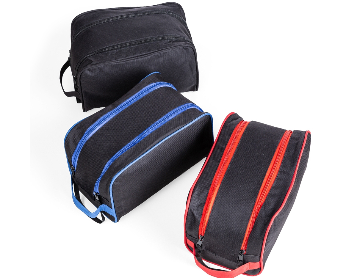 A nécessaire de poliéster é prática e versátil, equipada com alça lateral para transporte conveniente. Apresenta dois compartimentos com zíperes interligados por cordão, além de um bolso interno para organização adicional. Ideal para viagens e uso diário, proporcionando funcionalidade com estilo.