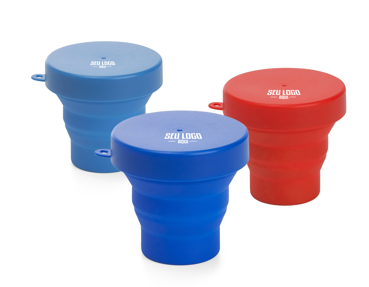 Copo retrátil com capacidade para 150 ml, livre de BPA. Inclui uma tampa plástica de encaixe que possui um acesso para chaveiro, proporcionando praticidade e facilidade de transporte.