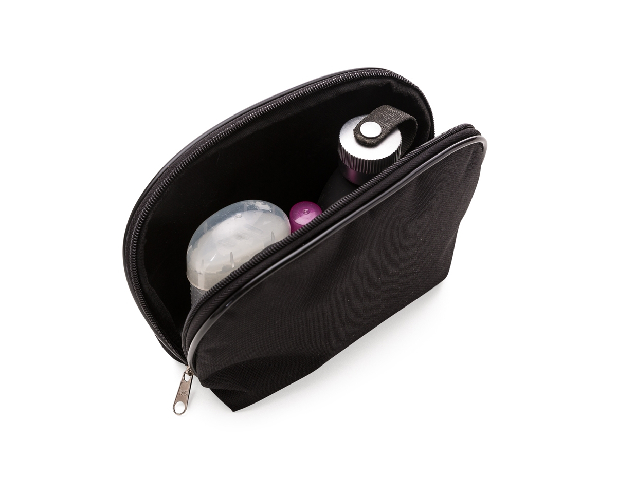 A nécessaire de nylon é prática e colorida, completa com zíper e interior emborrachado. Ideal para organização e durabilidade, perfeita para viagens e uso diário.
