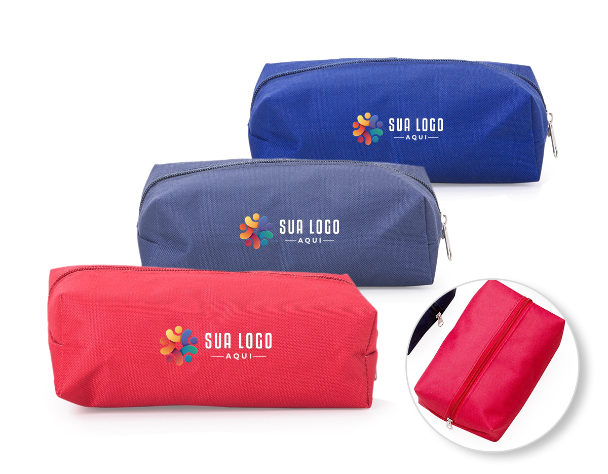 A necessaire de nylon colorida possui zíper superior e interior emborrachado, ideal para organizar e proteger seus itens pessoais com praticidade e estilo. Perfeita para viagens e uso diário.