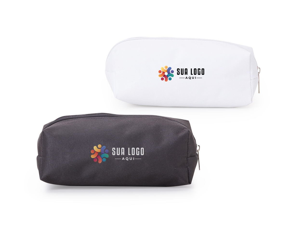 A necessaire de nylon colorida possui zíper superior e interior emborrachado, ideal para organizar e proteger seus itens pessoais com praticidade e estilo. Perfeita para viagens e uso diário.
