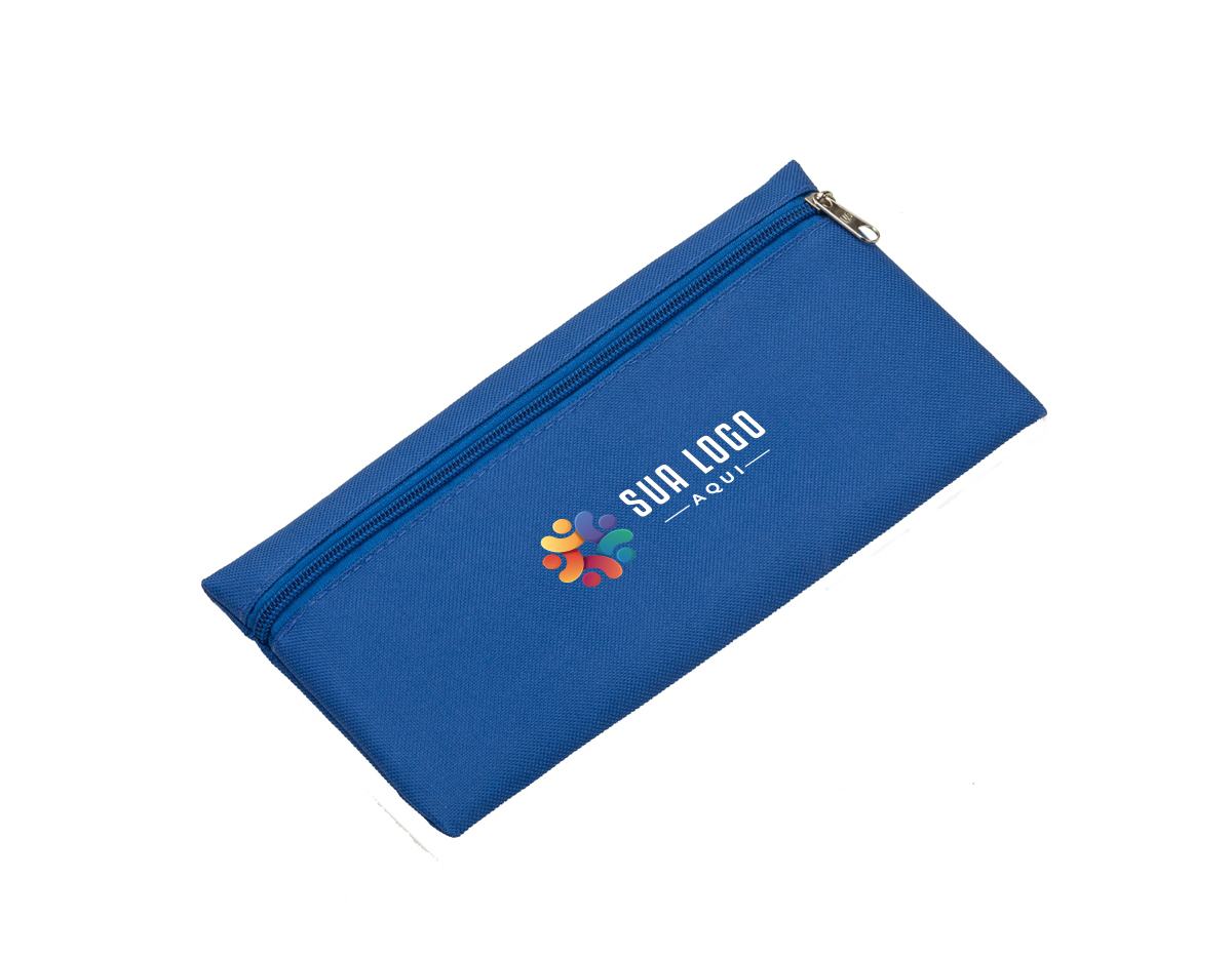 A nécessaire de nylon 600 apresenta zíper resistente e design liso tanto na frente quanto no verso. Ideal para armazenar e transportar itens pessoais com segurança e estilo simplificado.