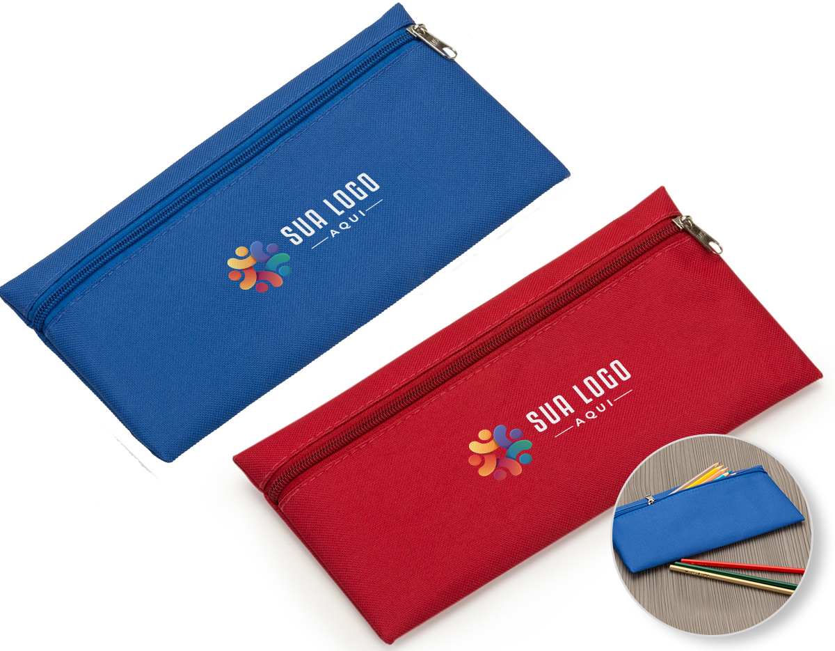 A nécessaire de nylon 600 apresenta zíper resistente e design liso tanto na frente quanto no verso. Ideal para armazenar e transportar itens pessoais com segurança e estilo simplificado.