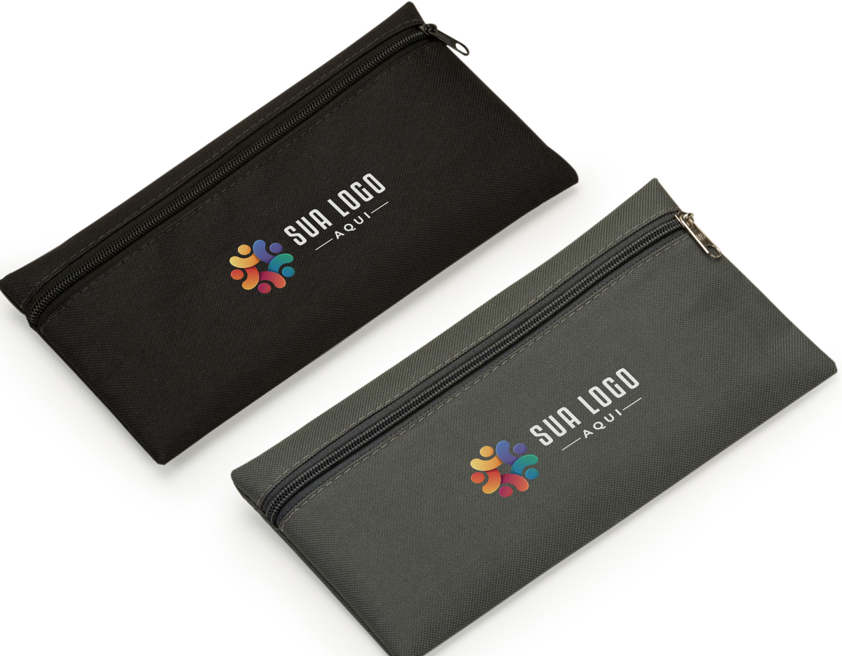 A nécessaire de nylon 600 apresenta zíper resistente e design liso tanto na frente quanto no verso. Ideal para armazenar e transportar itens pessoais com segurança e estilo simplificado.