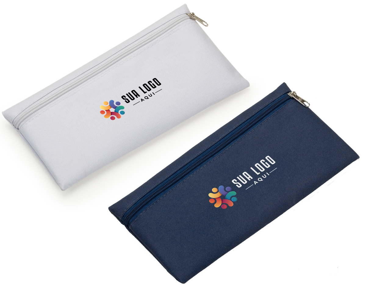 A nécessaire de nylon 600 apresenta zíper resistente e design liso tanto na frente quanto no verso. Ideal para armazenar e transportar itens pessoais com segurança e estilo simplificado.