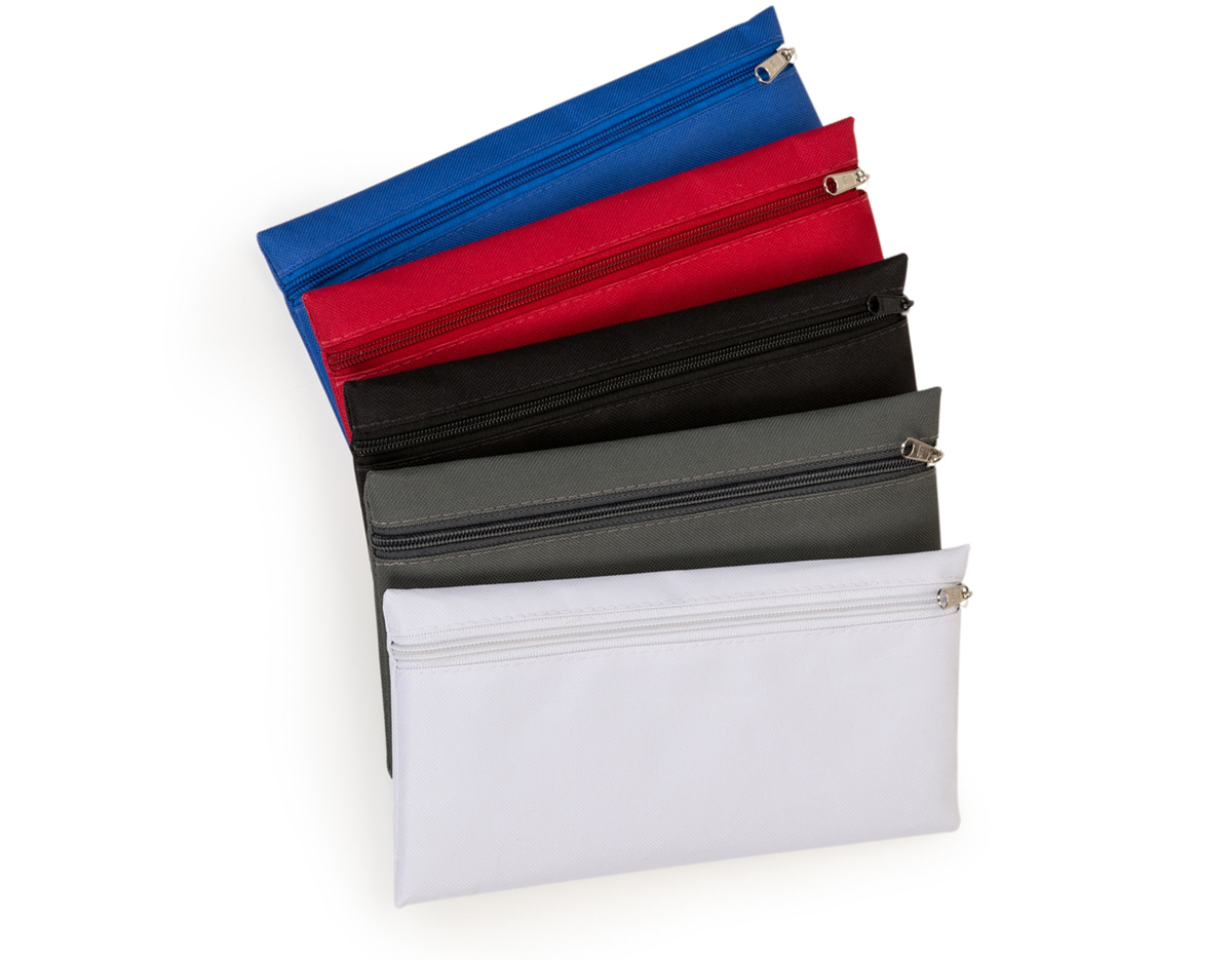 A nécessaire de nylon 600 apresenta zíper resistente e design liso tanto na frente quanto no verso. Ideal para armazenar e transportar itens pessoais com segurança e estilo simplificado.