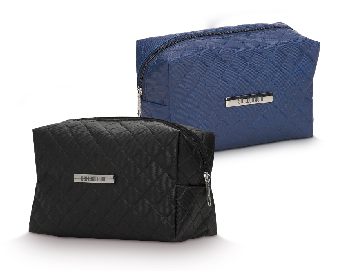 A necessaire puff matelassê é confeccionada em couro sintético, destacando-se pela elegância do seu design. Inclui uma plaqueta prateada central para personalização, ideal para quem busca sofisticação e praticidade no armazenamento de itens pessoais.