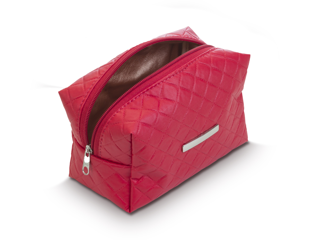A necessaire puff matelassê é confeccionada em couro sintético, destacando-se pela elegância do seu design. Inclui uma plaqueta prateada central para personalização, ideal para quem busca sofisticação e praticidade no armazenamento de itens pessoais.