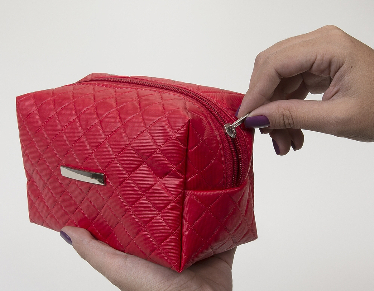 A necessaire puff matelassê é confeccionada em couro sintético, destacando-se pela elegância do seu design. Inclui uma plaqueta prateada central para personalização, ideal para quem busca sofisticação e praticidade no armazenamento de itens pessoais.