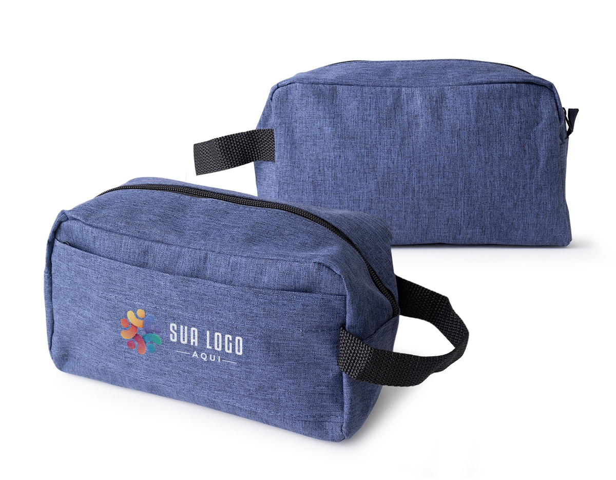 Necessaire de nylon com alça lateral, projetada para praticidade. Inclui compartimento principal superior espaçoso e bolso frontal adicional, ideal para organização de itens pessoais durante viagens ou uso diário.