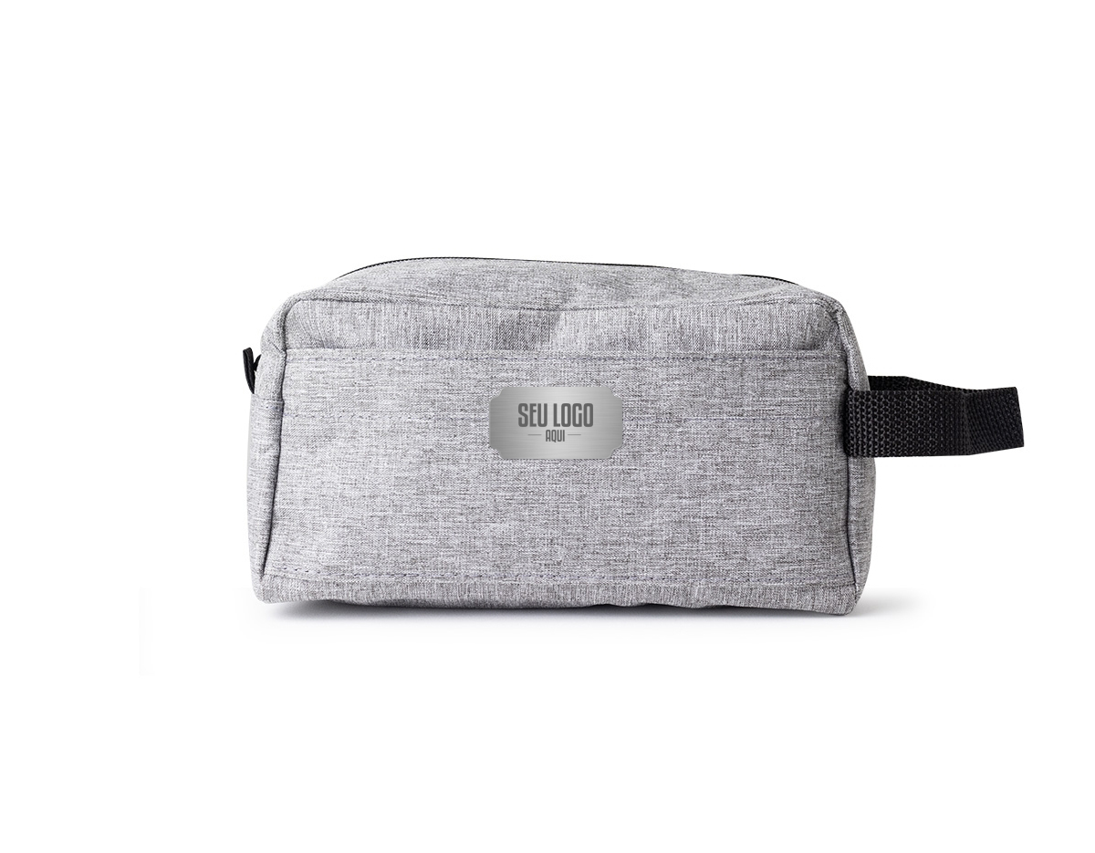 Necessaire de nylon com alça lateral, projetada para praticidade. Inclui compartimento principal superior espaçoso e bolso frontal adicional, ideal para organização de itens pessoais durante viagens ou uso diário.