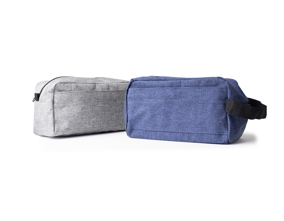 Necessaire de nylon com alça lateral, projetada para praticidade. Inclui compartimento principal superior espaçoso e bolso frontal adicional, ideal para organização de itens pessoais durante viagens ou uso diário.