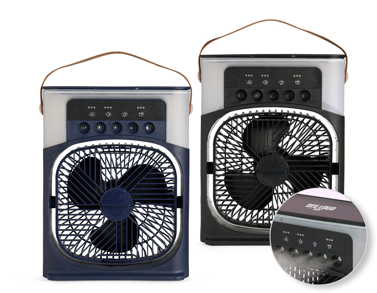 Climatizador de mesa com reservatório de água com capacidade de 600ml. Possui 3 intensidades de ventilação, 3 ajustes de saída de ar do umidificador, ajuste vertical manualmente da direção do fluxo de ar, temporizador (1, 3, 5 horas) 7 luzes de led multicoloridas. Na parte central do climatizador contém espaço com trava para colocar filtro e adicionar gotas de óleo essencial. Possui alça de couro e cabo USB TYPE C. Obs. Certifique-se de que a corrente de saída da fonte de alimentação é maior ou igual a 2A e 10W, fonte de alimentação inferior levará o funcionamento de energia insuficiente.