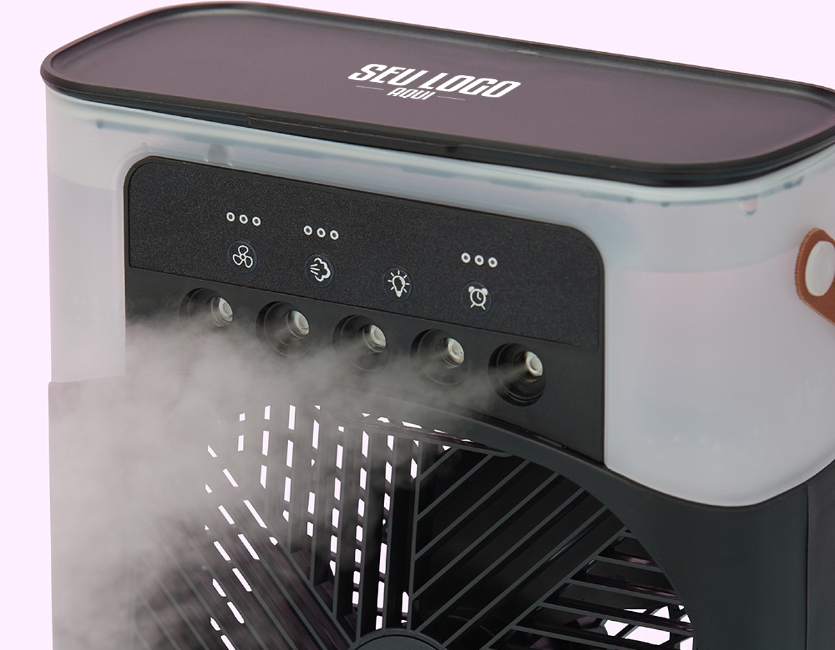 Climatizador de mesa com reservatório de água com capacidade de 600ml. Possui 3 intensidades de ventilação, 3 ajustes de saída de ar do umidificador, ajuste vertical manualmente da direção do fluxo de ar, temporizador (1, 3, 5 horas) 7 luzes de led multicoloridas. Na parte central do climatizador contém espaço com trava para colocar filtro e adicionar gotas de óleo essencial. Possui alça de couro e cabo USB TYPE C. Obs. Certifique-se de que a corrente de saída da fonte de alimentação é maior ou igual a 2A e 10W, fonte de alimentação inferior levará o funcionamento de energia insuficiente.